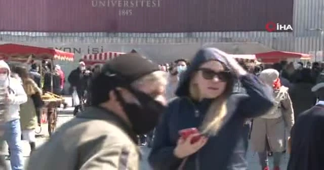 Eminönü'ndeki kalabalık eski günlerine döndü
