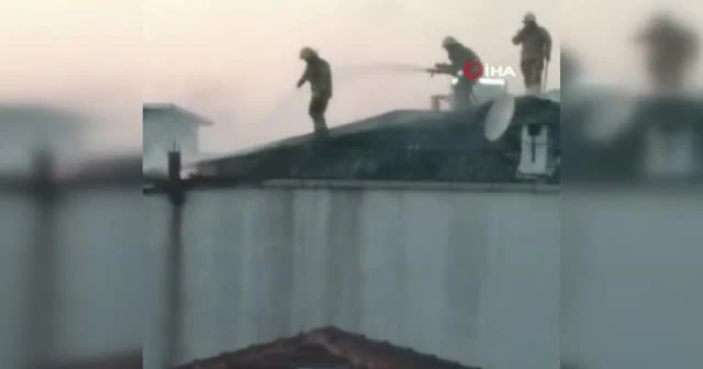 Esenyurt’ta binanın çatısı alev alev yandı