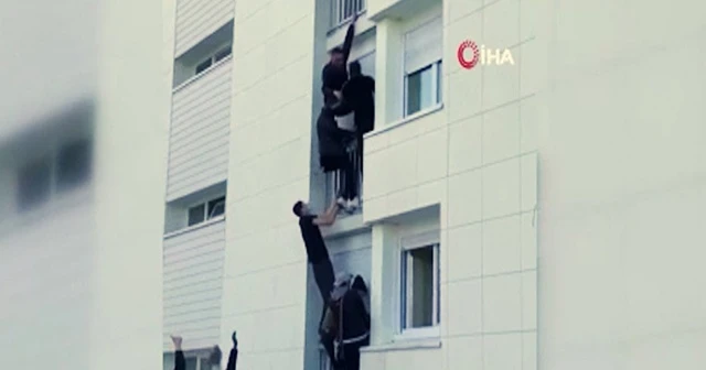 Fransa’da yangında mahsur kalan aile insan zinciriyle kurtarıldı