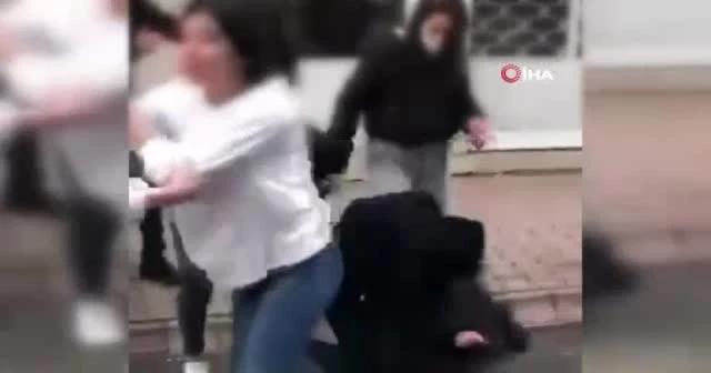 Genç kızın tekme tokat dövüldüğü anlar kamerada