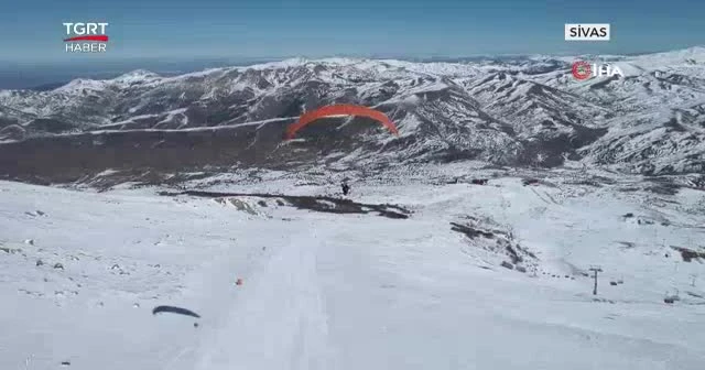 Gökyüzünde kuş gibi süzüldüler