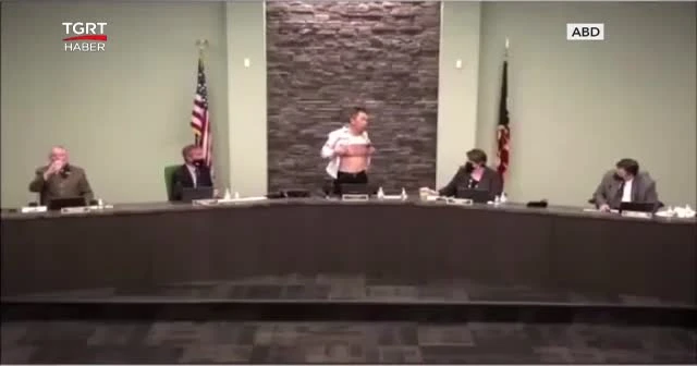 Gömleğini çıkardı yaralarını gösterdi