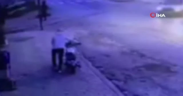 Güpegündüz motosikleti böyle çaldılar