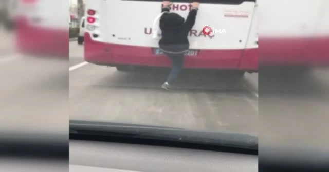 Hareket halindeki otobüse tutunarak canını hiçe saydı