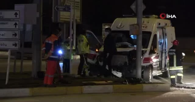 Hasta taşıyan ambulans ve otomobilin karıştığı kaza kamerada