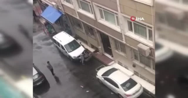 İstanbul’da sokak ortasında “çöp poşetli” kavga kamerada