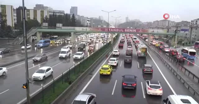 İstanbul’da yağmur trafik yoğunluğuna neden oldu