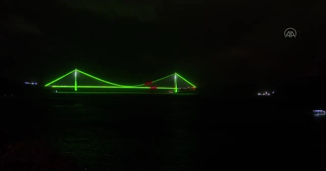 İstanbul'un köprüleri Pakistan Milli Günü için yeşil ve beyaz renklerle aydınlatıldı