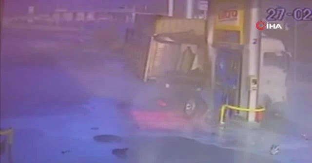 İstasyona dalan tır faciaya yol açıyordu