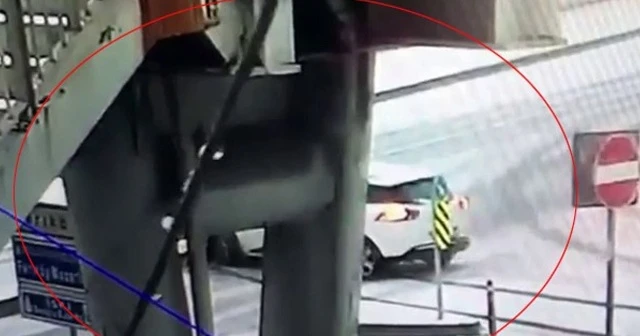 Karda kayan aracın refüje çarpması kamerada