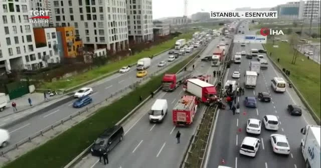 Karşı şeride geçti araçlara çarparak durdu