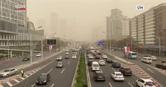 Kum fırtınası gökyüzünü sarıya boyadı