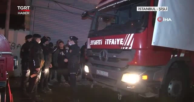 Lastik deposunun çatısı alev alev yandı