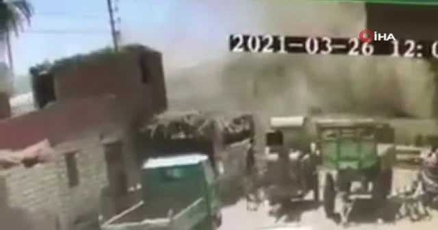 Mısır'da trenlerin çarpıştığı an