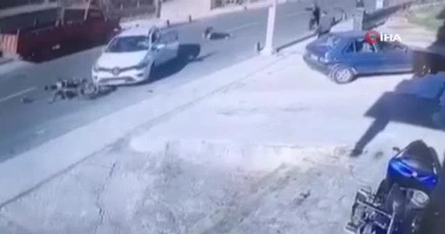 Motosikletlinin ölümden döndüğü feci kaza kamerada