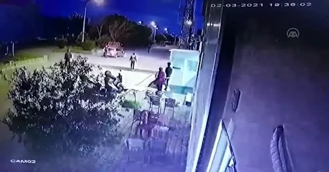 Otomobilin üstüne reklam panosu düştü