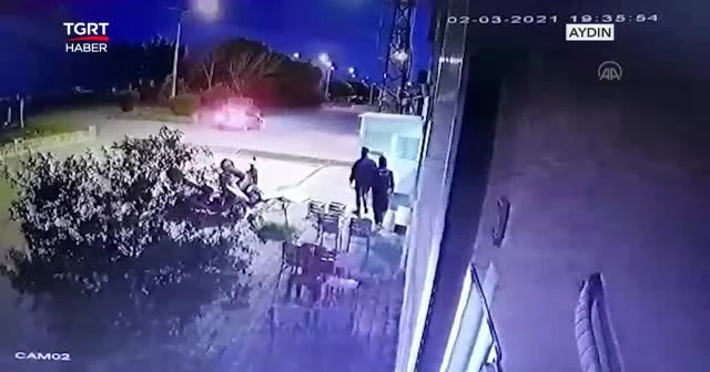 Reklam panosu aracın üzerine düştü