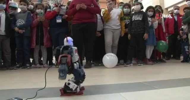 Robotlar halay çekti, erik dalı oynadı