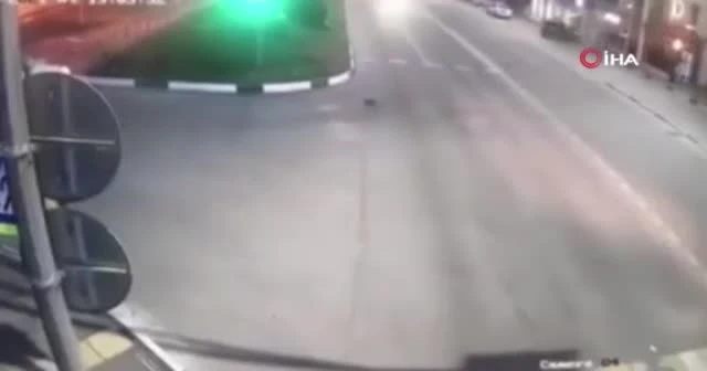 Rusya’da kaza yapan araç ortadan ikiye bölündü