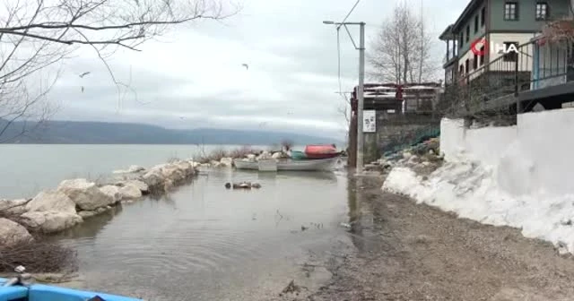 Sular yükseldi, tarihî köy yine ada oldu