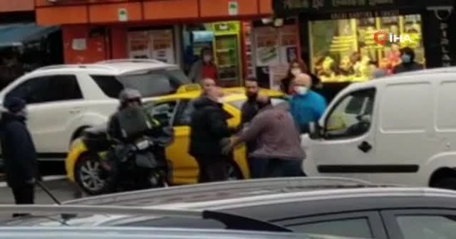 Sürücülerin tekmeli kavgası kamerada