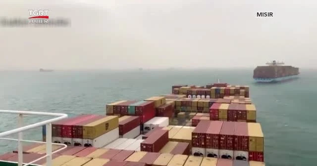 Süveyş kanalında gemi karaya oturdu