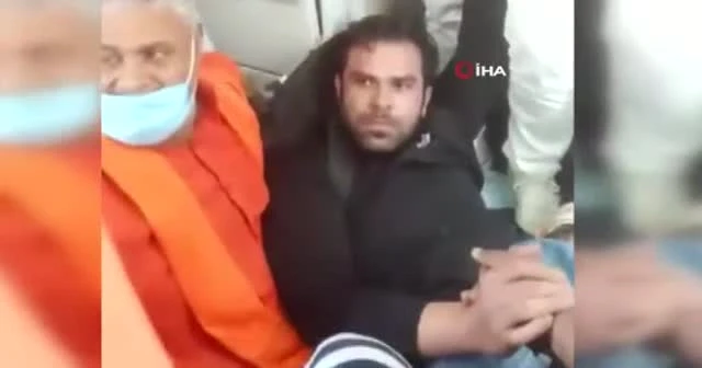 Uçuş sırasında bir yolcu uçağın “acil çıkış kapısını” açmaya çalıştı