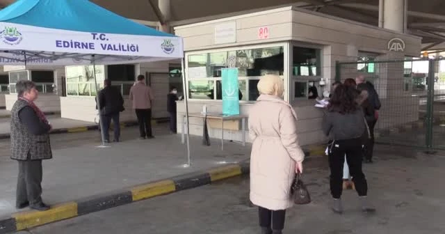 Yurt dışından gelenlerin "PCR testi ibrazı zorunluluğu" uygulaması devam edecek
