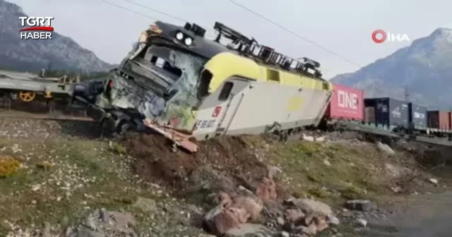 Adana’da yük treni raydan çıktı