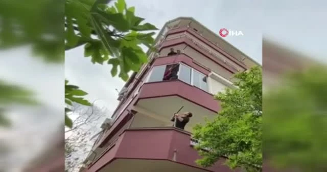 Anahtarı içeride unutan gencin tehlikeli eve giriş yöntemi