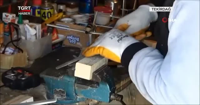 Atıl malzemelerden süs eşyası yapıyor