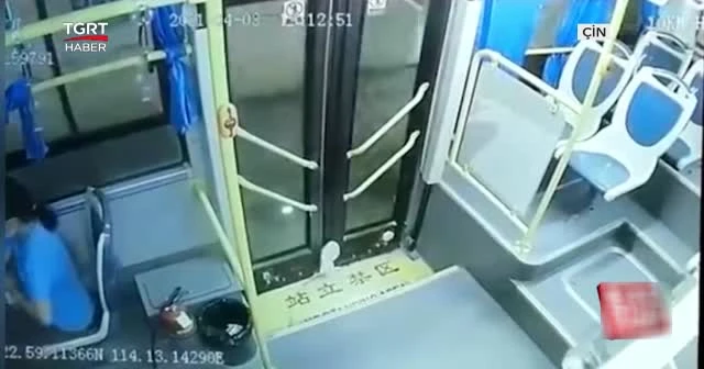 Ayağı kapıya sıkıştı metrelerce sürüklendi