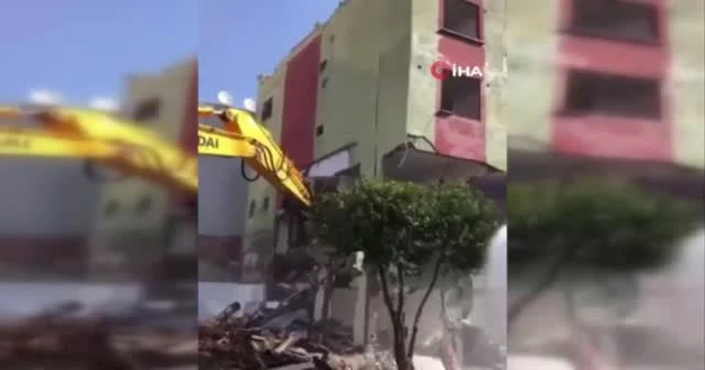 Bina kepçe darbesiyle yıkıldı