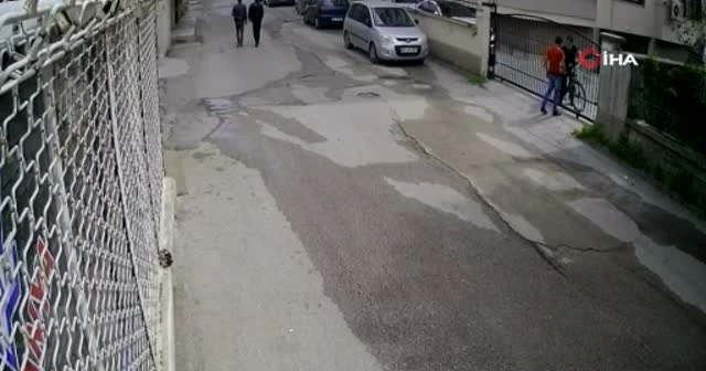 Bisiklet hırsızları önce kameraya sonra polise yakalandı