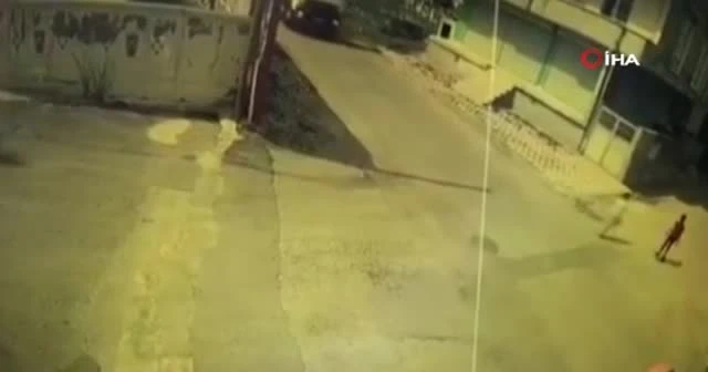 Bisikletli çocuk beton mikserin altına kalmaktan son anda kurtuldu