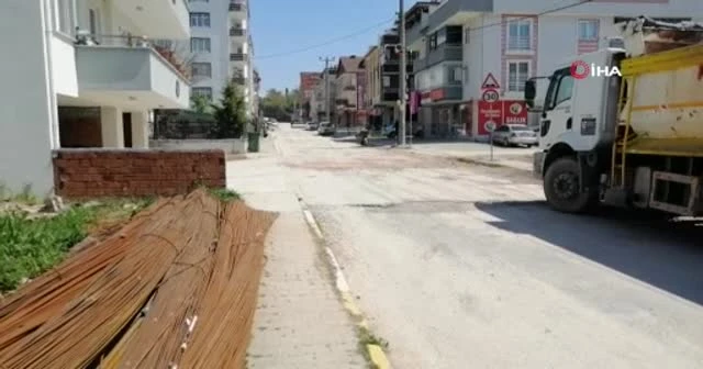 Caddede giderken otomobili ile çukura düştü