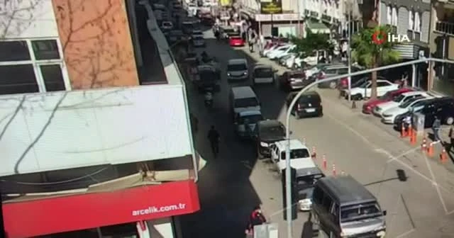 Caddede yürüyen kadına kapkaç şoku