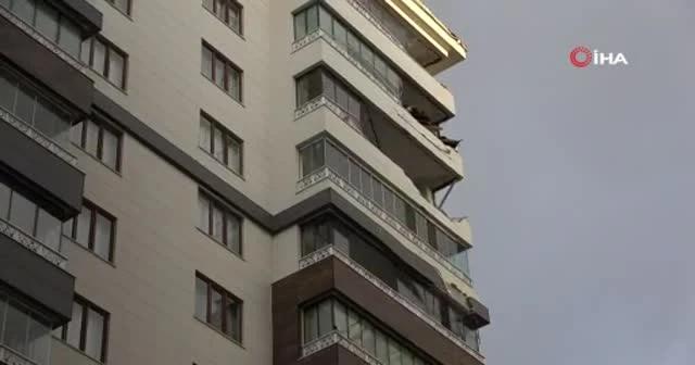 Çatı çocukların oynadığı sahanın üzerine düştü