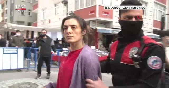 Çatıda yangın çıkardı, eşyaları sokağa attı