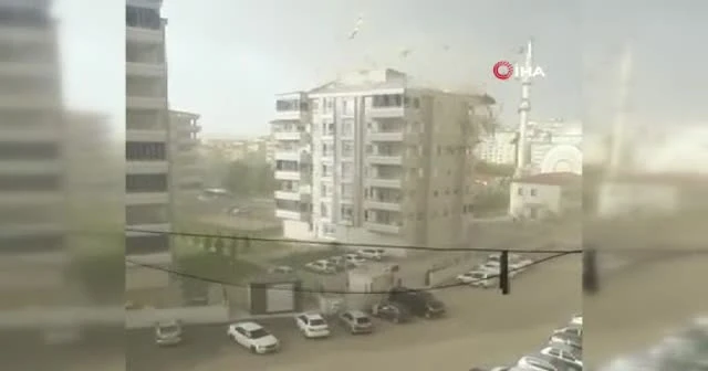 Çatının uçma anları kamerada