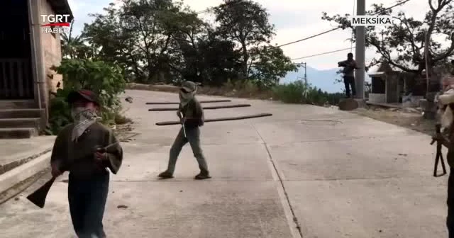 Çocukların eline silah verdiler