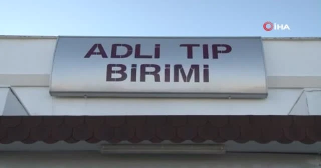 Demir kapının altında kalan çocuk hayatını kaybetti