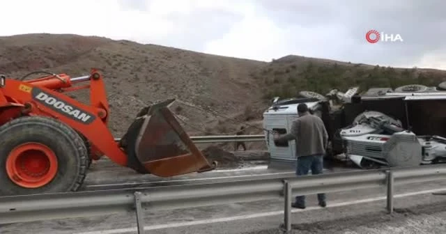 Devrilen vinç karayolunu trafiğe kapattı, 4 kilometrelik kuyruk oluştu