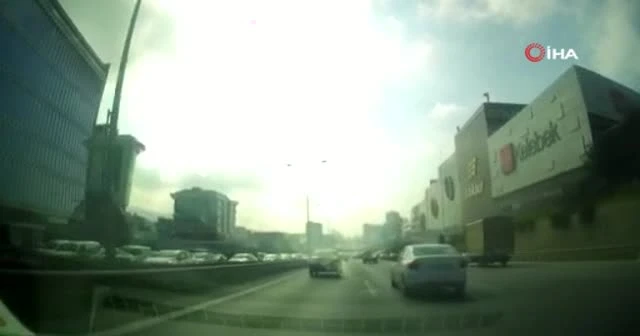 E-5’te faciadan dönülen trafik kazası kamerada