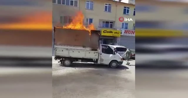 Giresun’da kağıt toplama aracı alev alev yandı