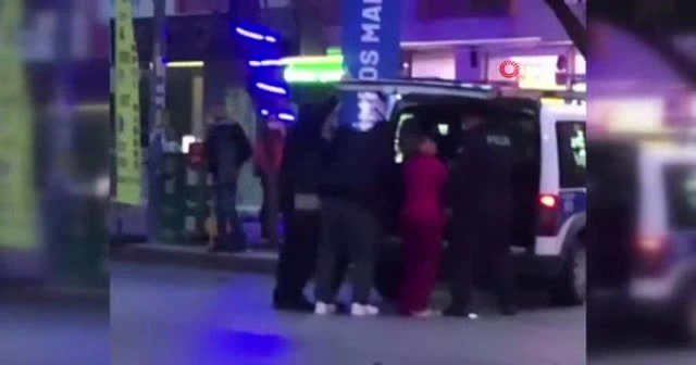 Gözaltına alınırken polisin bacak arasına tekme attı