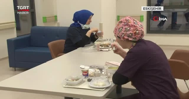 Hastanelerde hemşireler ilk iftarını yaptı