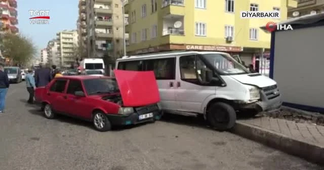 İki araç kafa kafaya çarpıştı: 4 yaralı