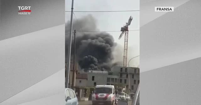 İnşaat halindeki bina alevlerin arasında