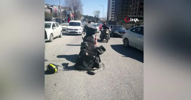 İstanbul’da ilginç kaza: Motosikletli kurye rögara düştü